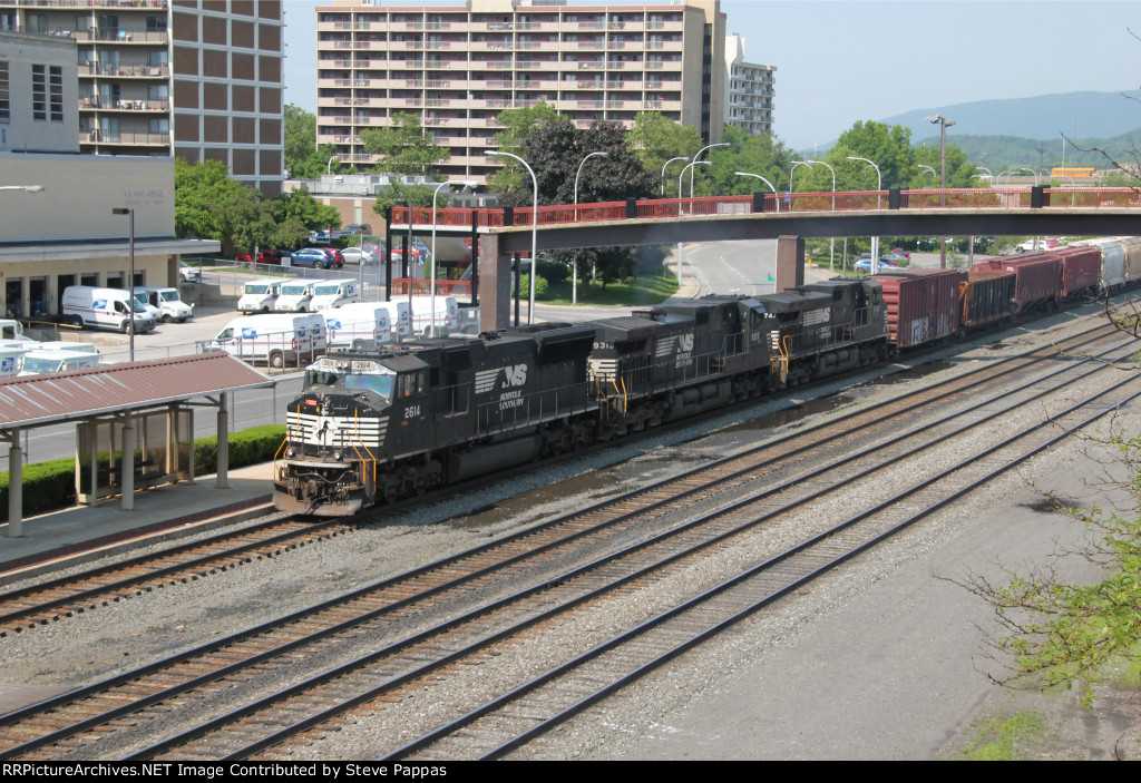 NS 2614 leading a freight through Altoona